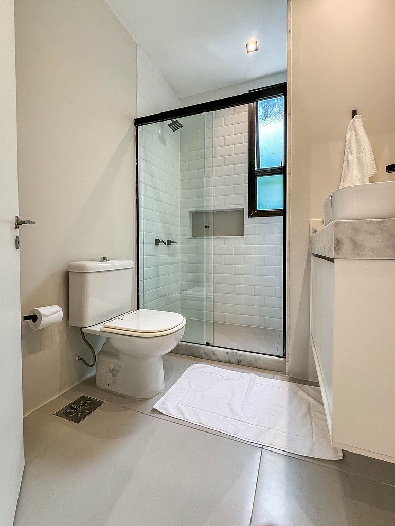 Apartamento com serviços e piscina perto da praia