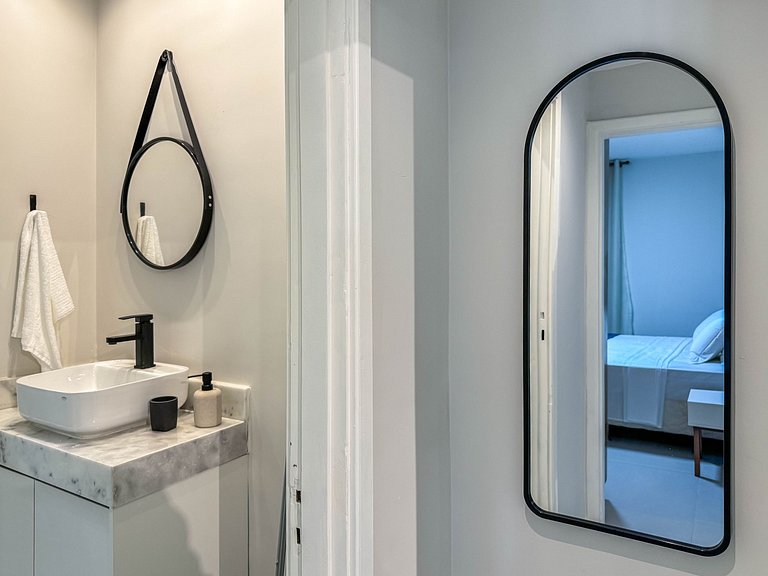 Apartamento com serviços e piscina perto da praia