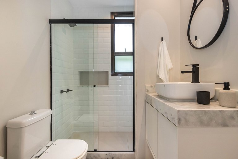 Apartamento com serviços e piscina perto da praia