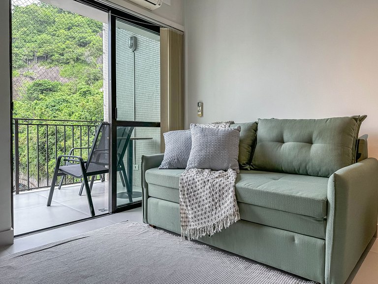 Apartamento com serviços e piscina perto da praia