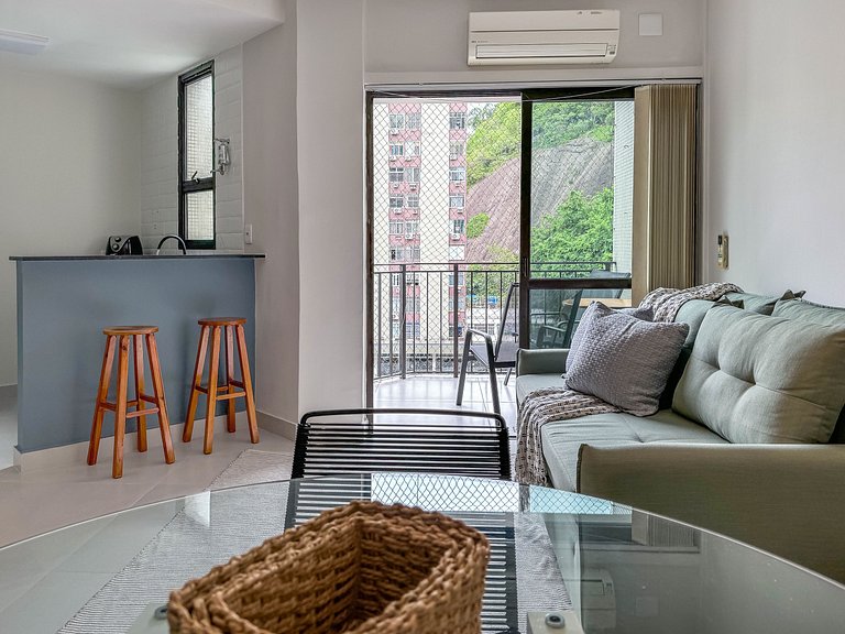 Apartamento com serviços e piscina perto da praia