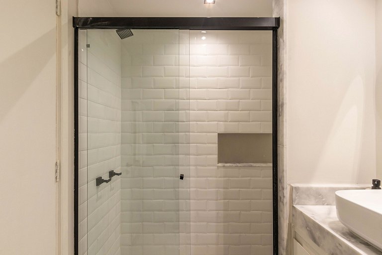 Apartamento com serviços e piscina perto da praia