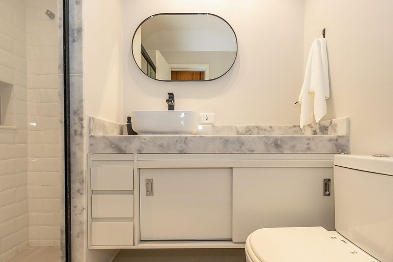 Apartamento com serviços e piscina perto da praia