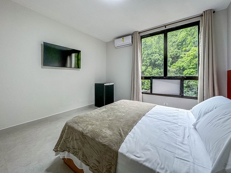 Apartamento com serviços e piscina perto da praia