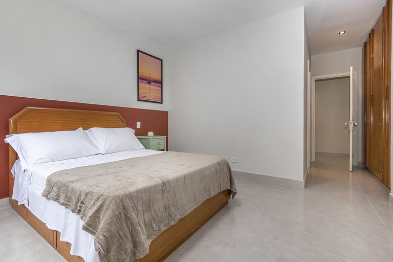 Apartamento com serviços e piscina perto da praia