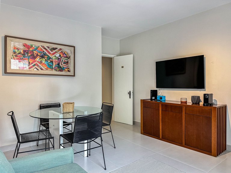 Apartamento com serviços e piscina perto da praia