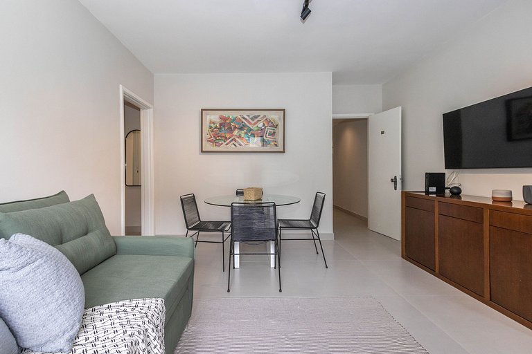 Apartamento com serviços e piscina perto da praia