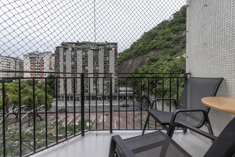 Apartamento com serviços e piscina perto da praia