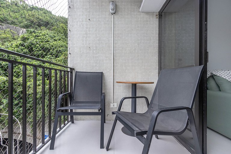 Apartamento com serviços e piscina perto da praia