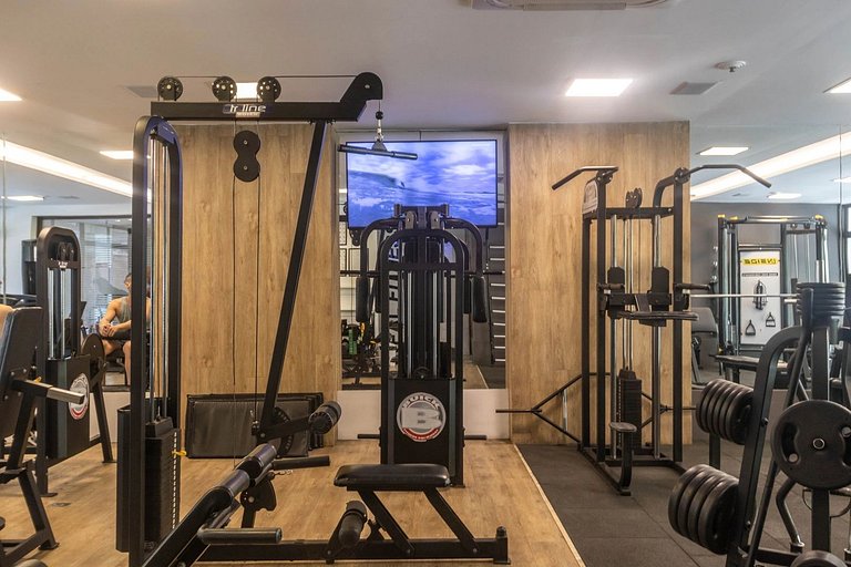 Apartamento com serviços e piscina perto da praia