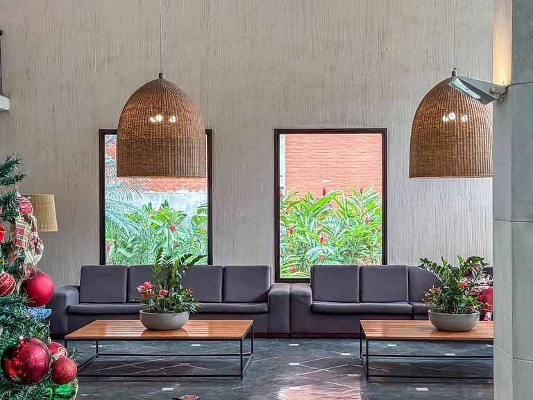 Apartamento com serviços e piscina perto da praia