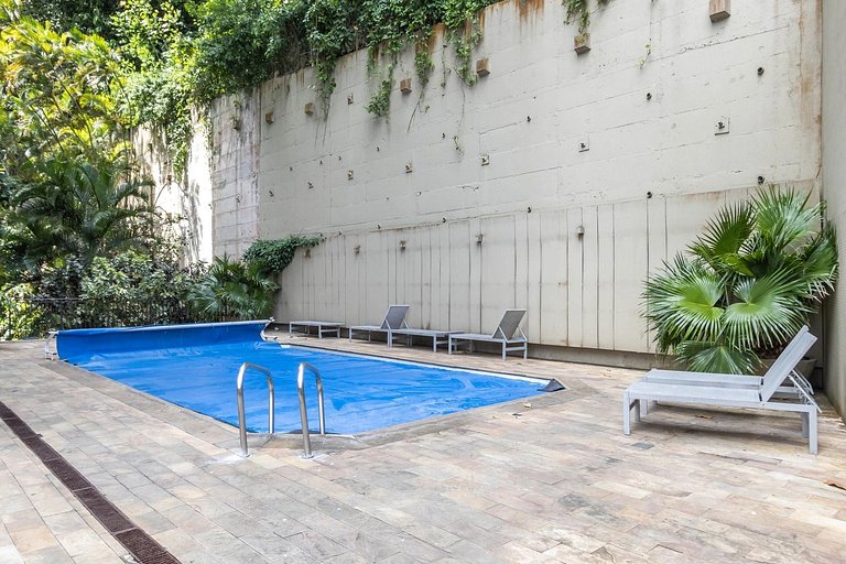 Apartamento com serviços e piscina perto da praia