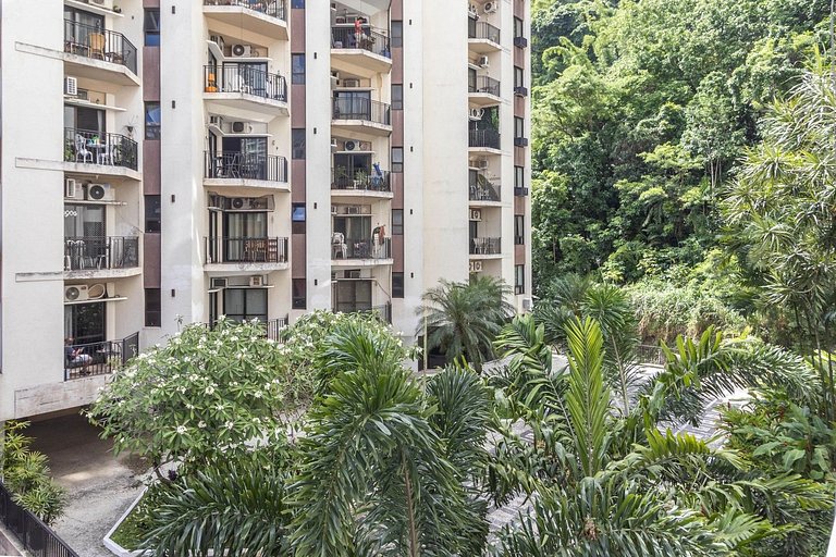 Apartamento com serviços e piscina perto da praia