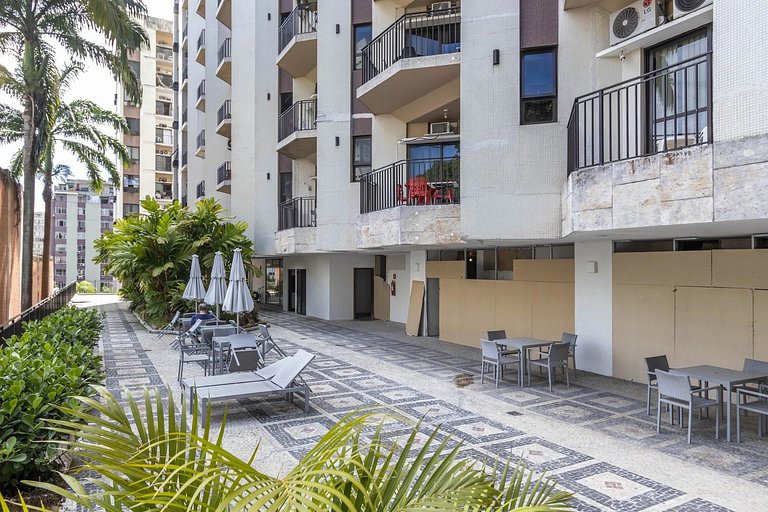 Apartamento com serviços e piscina perto da praia