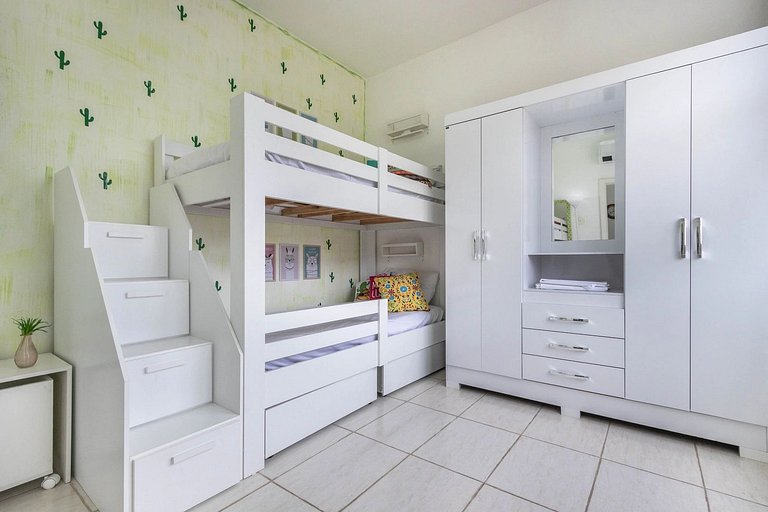Charmoso apartamento para família perto da praia