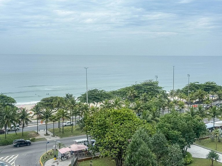 Prédio com serviços na praia da Barra