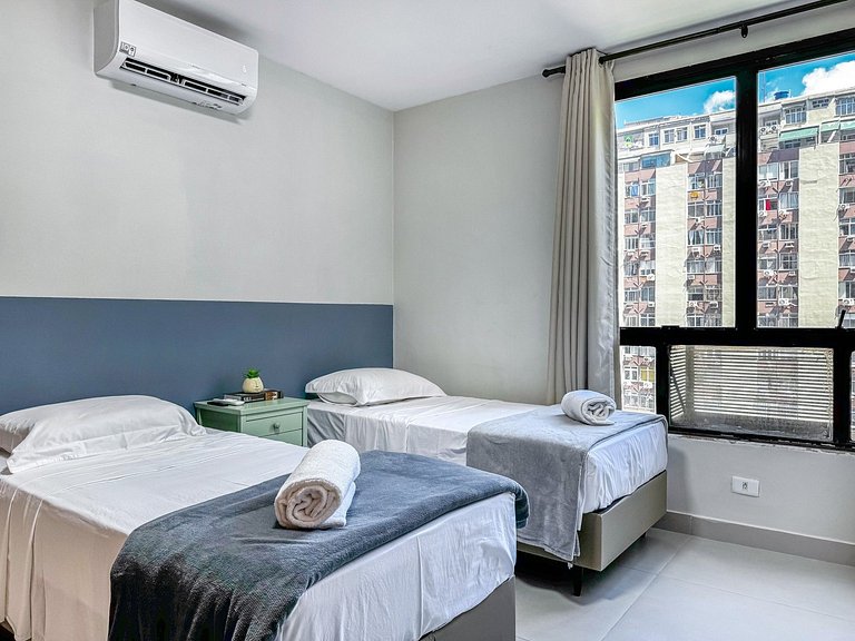 Apartamento com serviços e piscina perto da praia