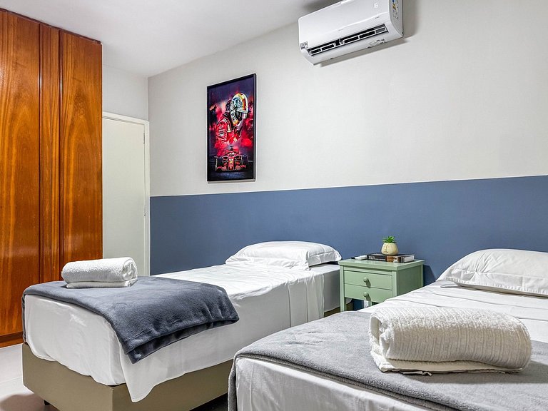 Apartamento com serviços e piscina perto da praia