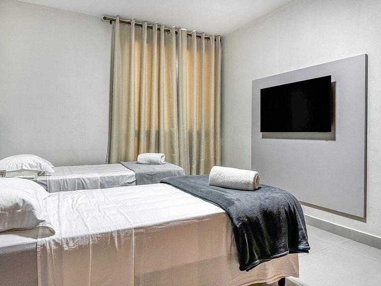 Apartamento com serviços e piscina perto da praia