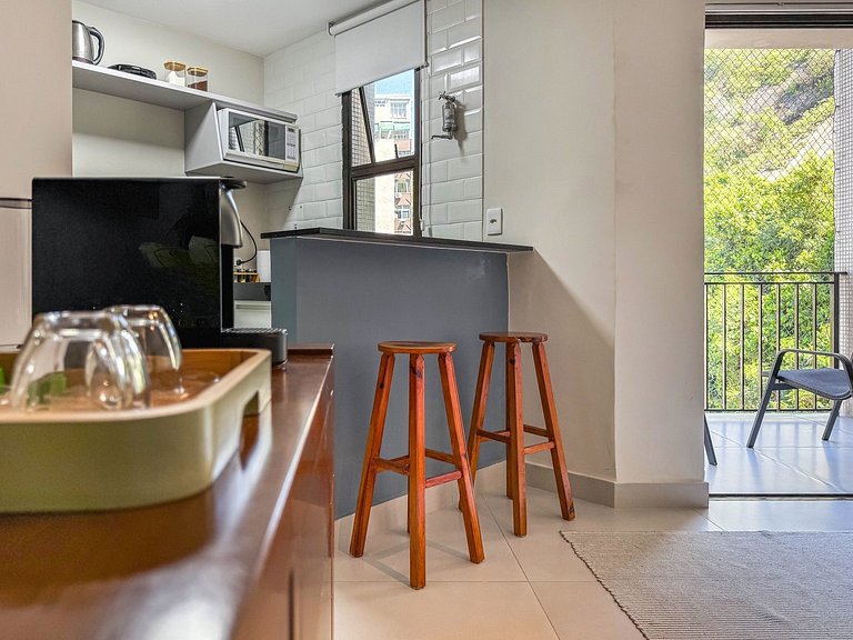 Apartamento com serviços e piscina perto da praia