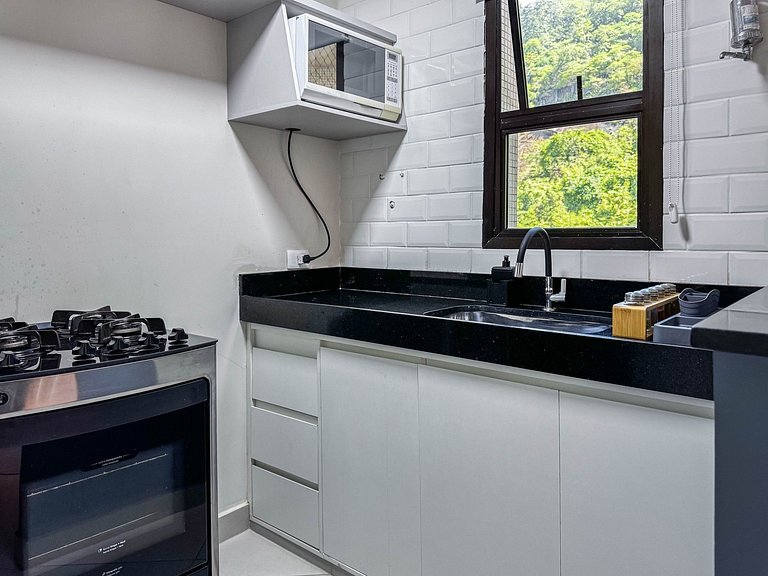 Apartamento com serviços e piscina perto da praia