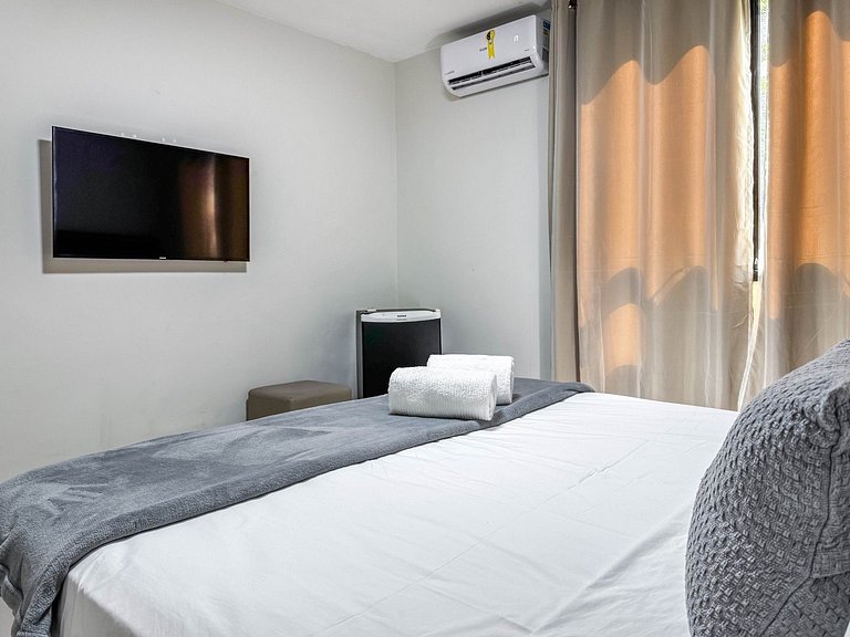 Apartamento com serviços e piscina perto da praia