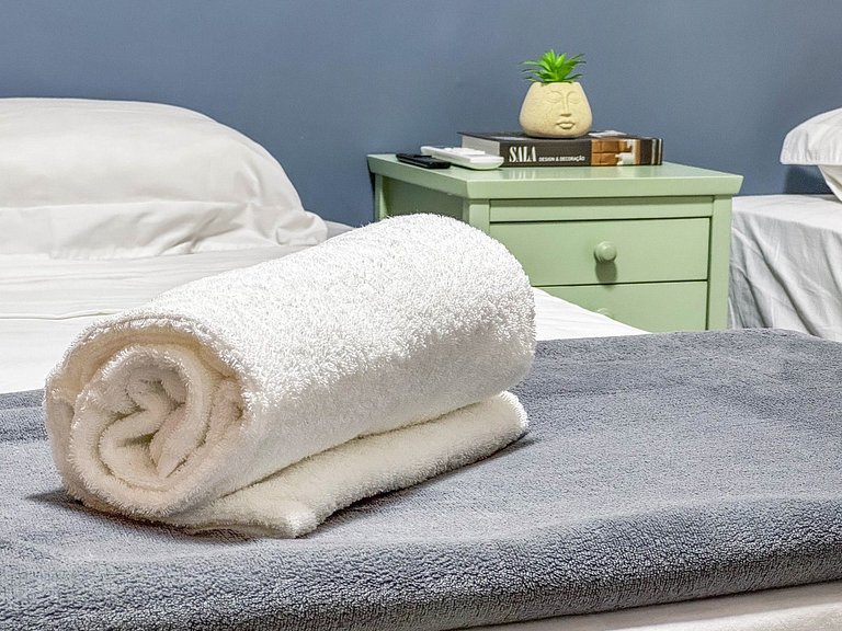 Apartamento com serviços e piscina perto da praia