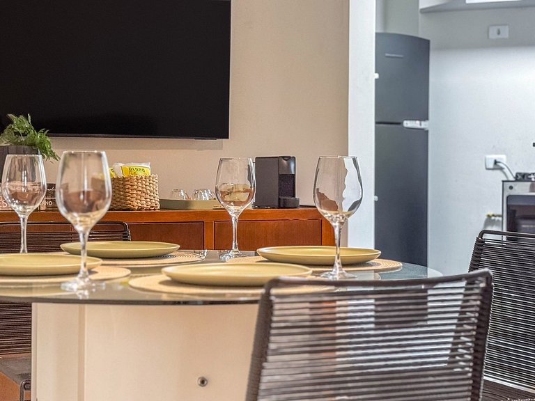 Apartamento com serviços e piscina perto da praia