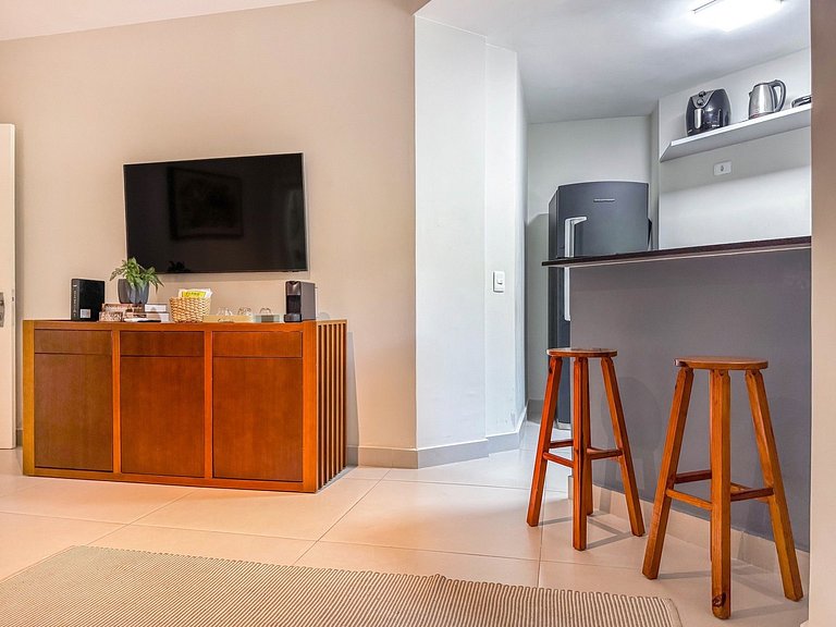 Apartamento com serviços e piscina perto da praia