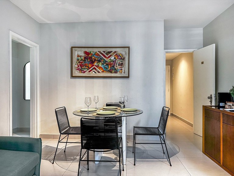 Apartamento com serviços e piscina perto da praia