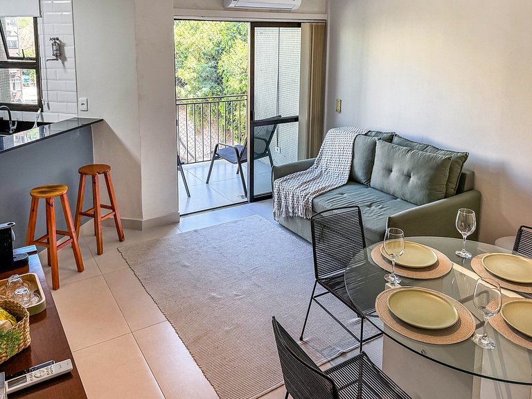 Apartamento com serviços e piscina perto da praia