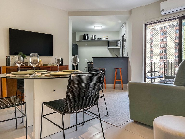 Apartamento com serviços e piscina perto da praia