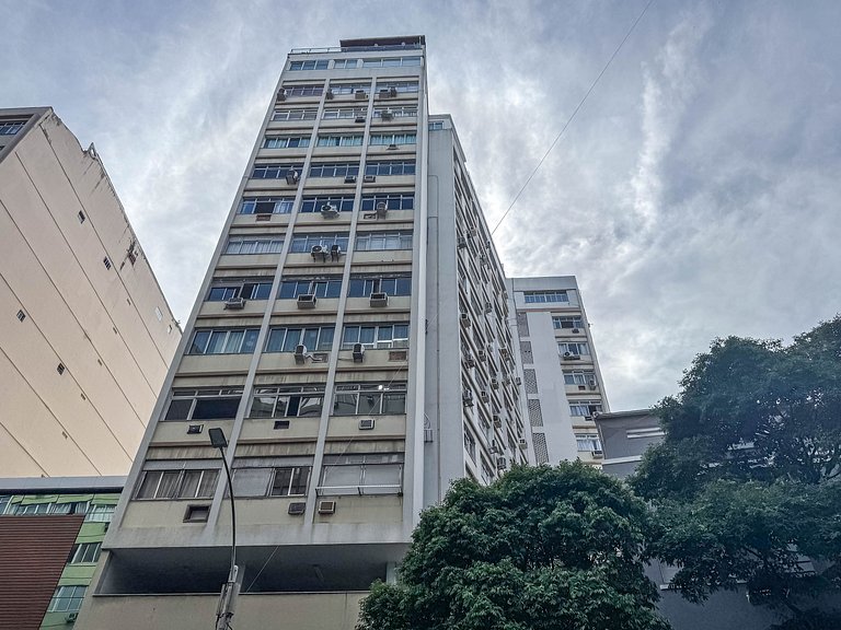 Edifício na quadra da praia de Copacabana com vista lateral
